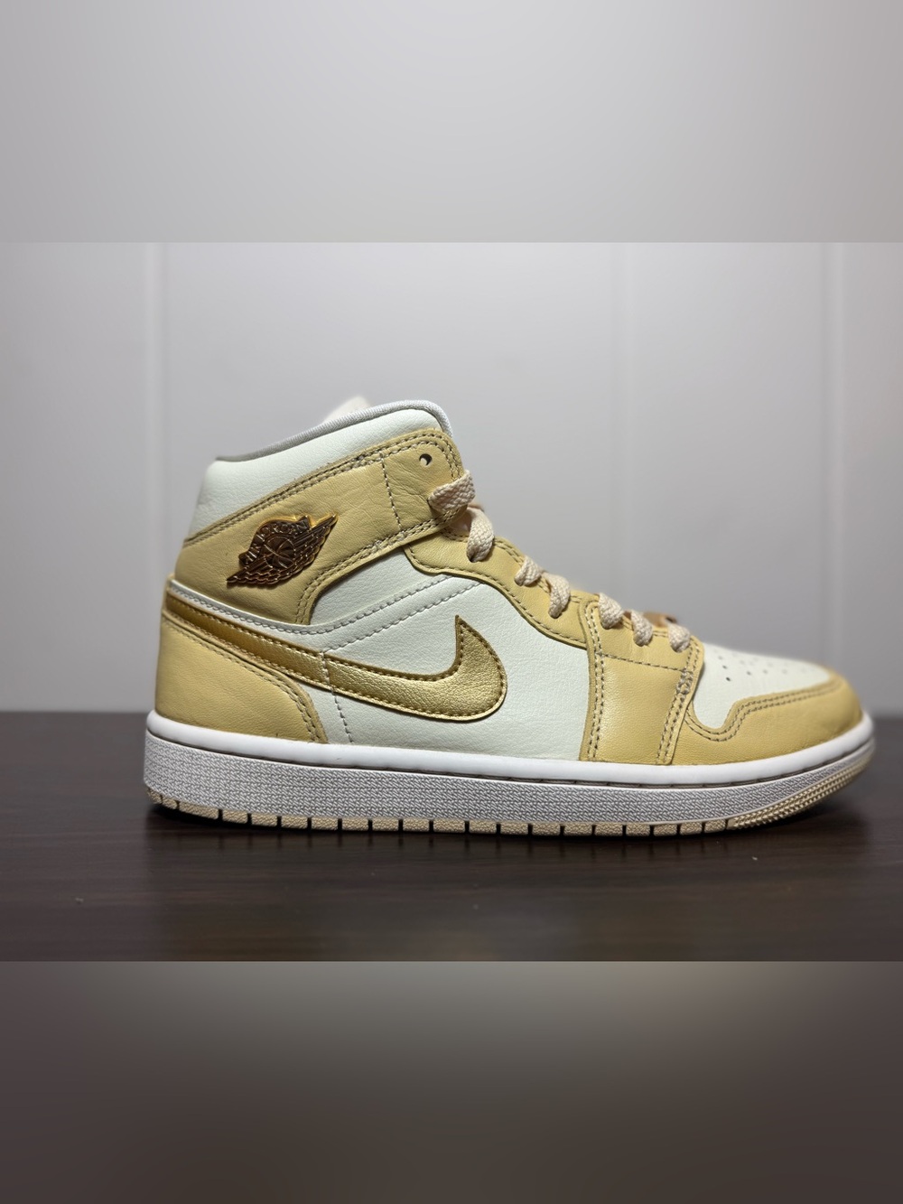 Nike Air Jordan 1 Mid SE Pale Vanilla Metallic Gold Womens 7.5